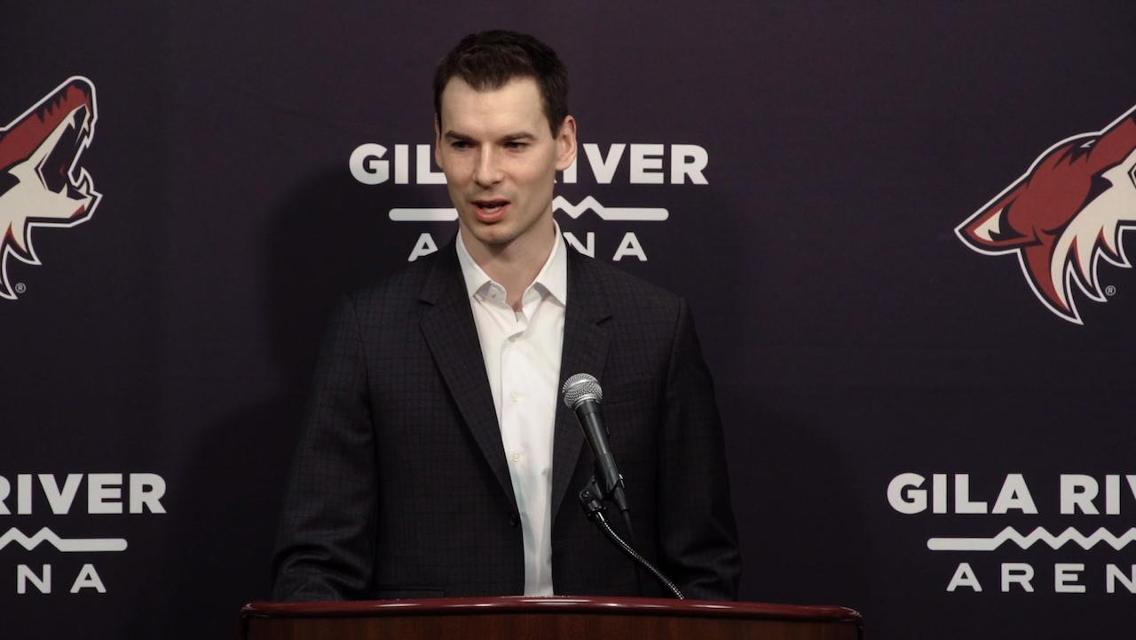 Les Coyotes demandent l'avis de Gary Bettman sur le départ de Chayka