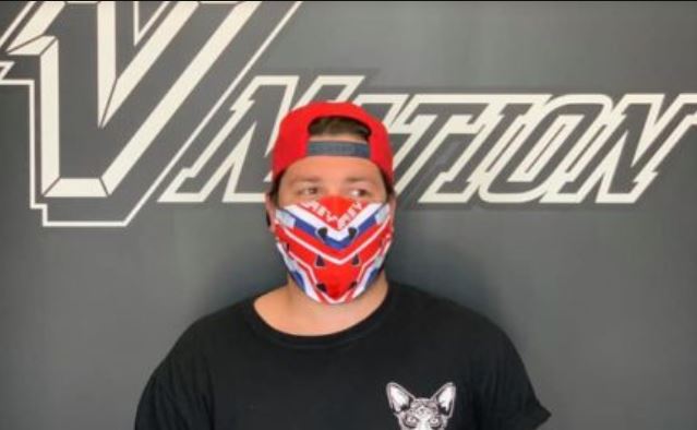 Des couvre-visages québécois à l'effigie de gardiens de but légendaires