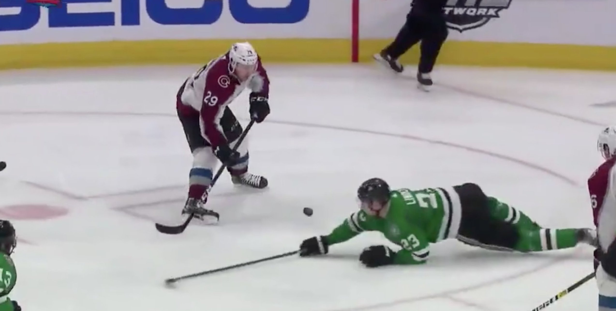 Les séries en bref : l'Avalanche force la tenue d'un match #7