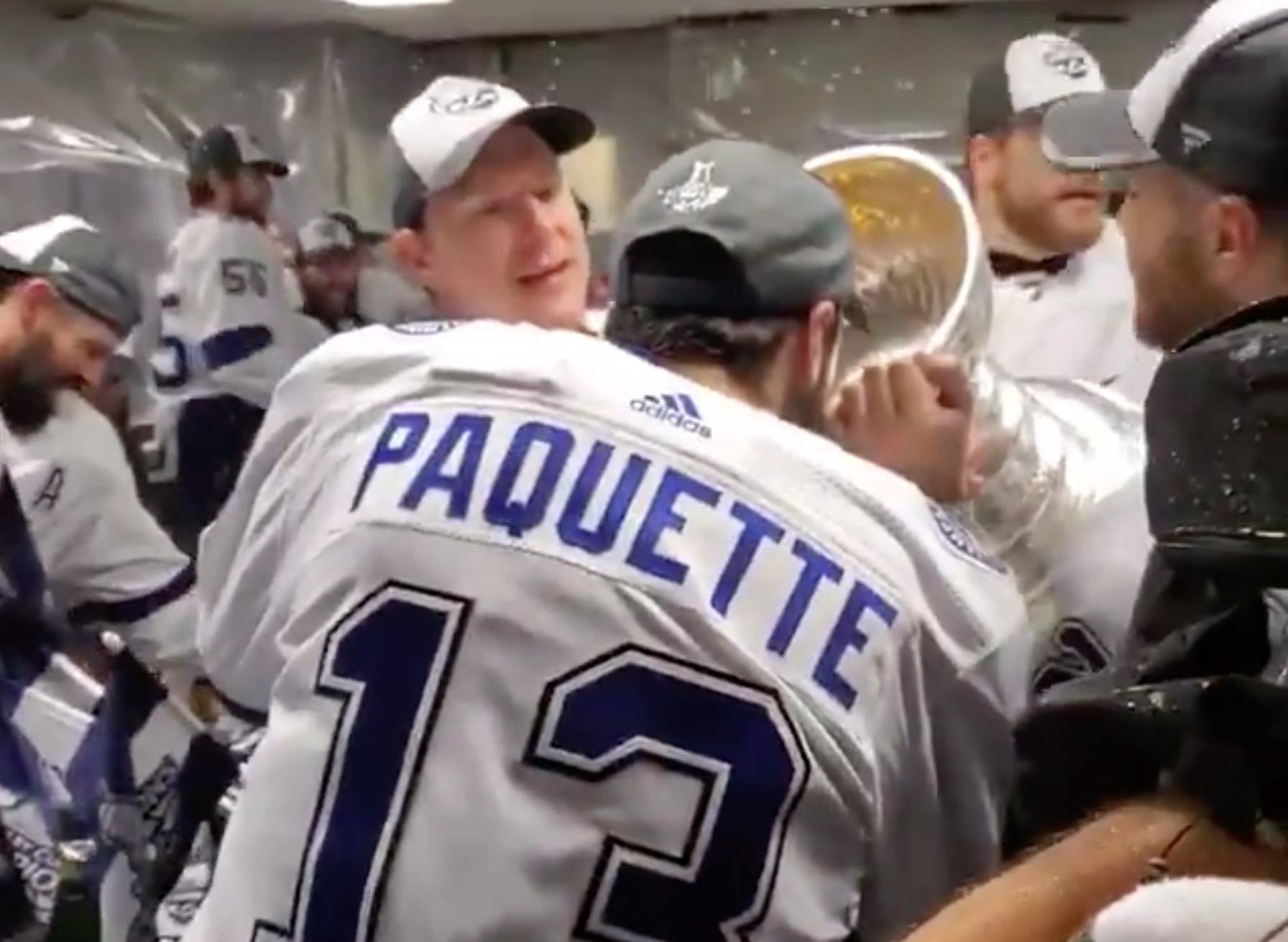 Le Lightning fête dans la bulle et organise une parade de bateau à Tampa Bay