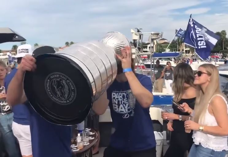 Des joueurs et des fans du Lightning ont bu tour à tour dans la Coupe Stanley