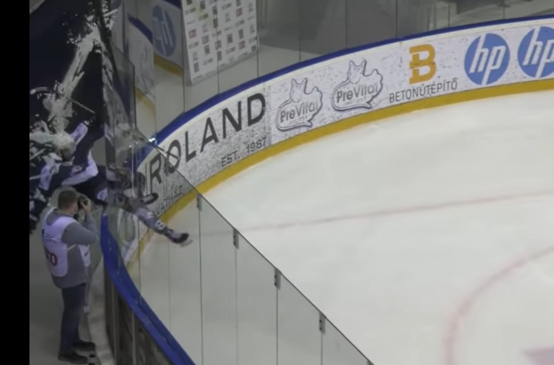 Il brise la baie vitrée en célébrant son premier but chez les pros