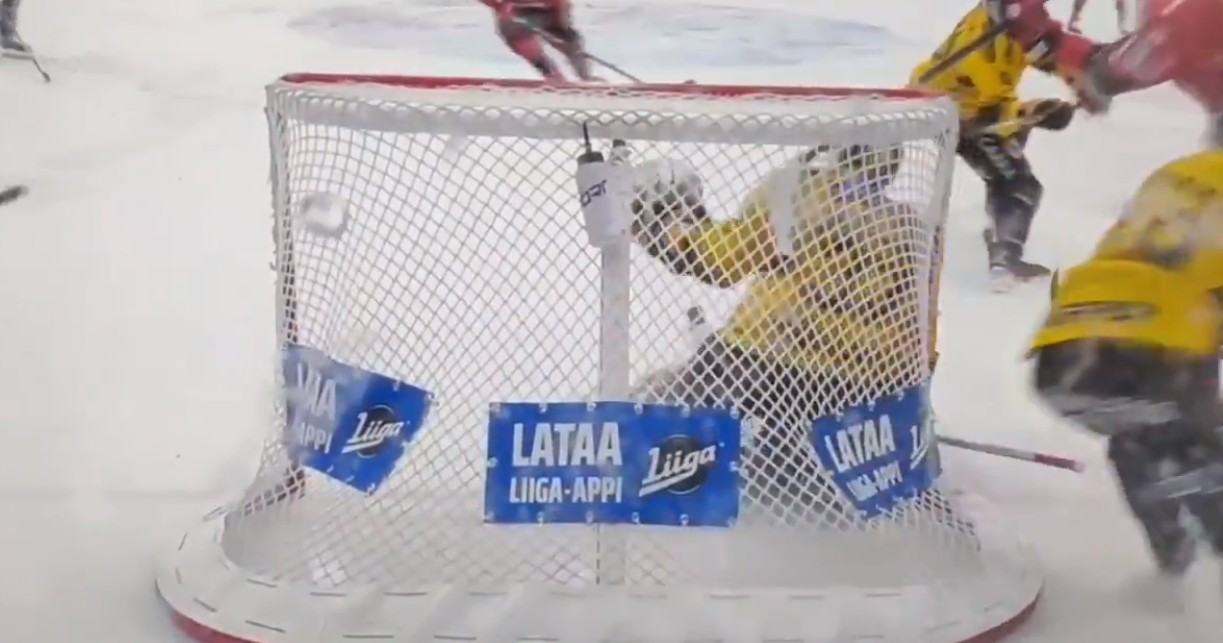 Jesperi Kotkaniemi a tenté le « Lacrosse goal »