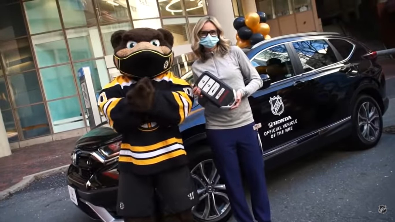 David Pastrnak fait un beau cadeau à une infirmière de Boston
