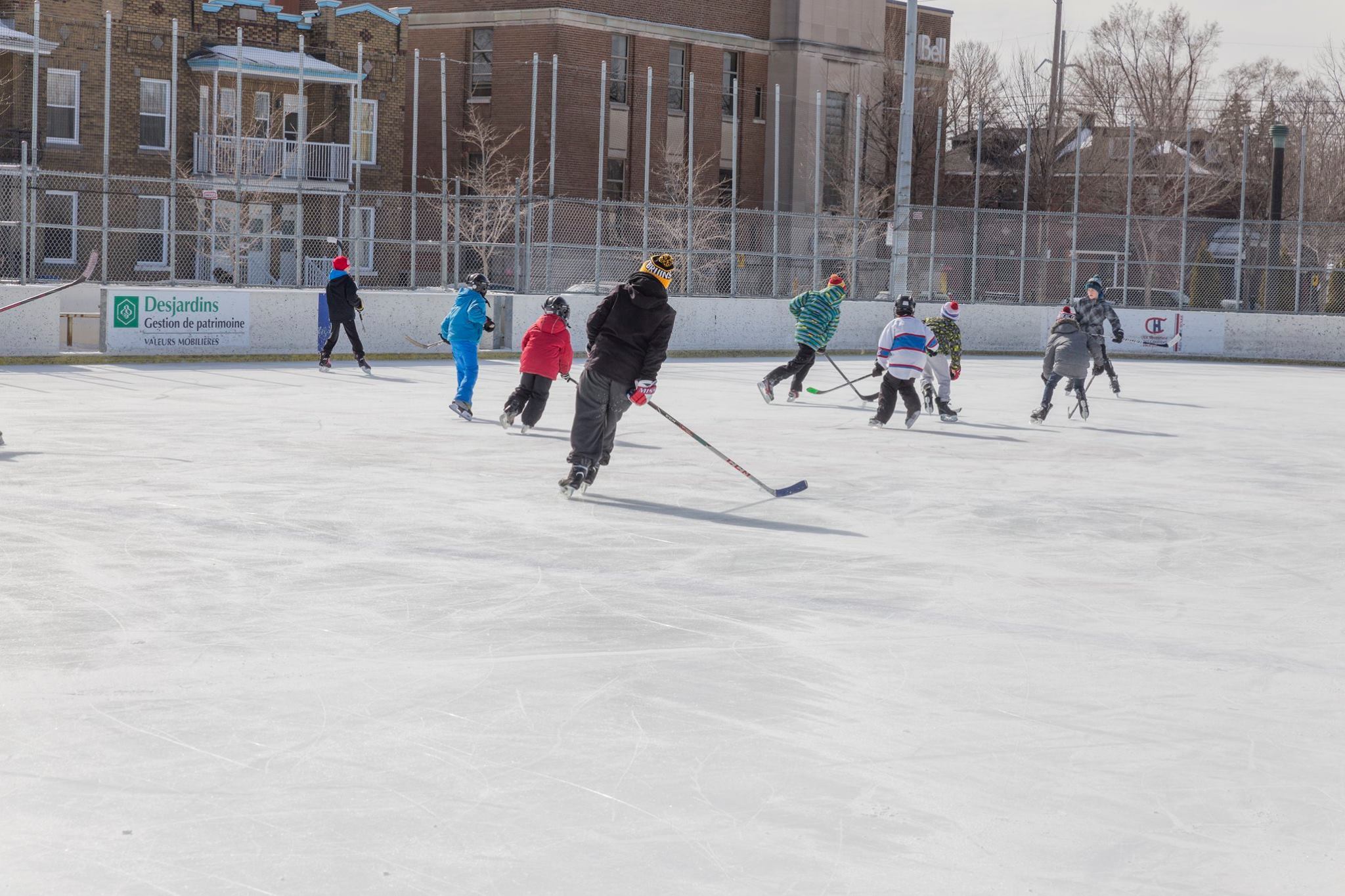 Le gouvernement est revenu sur sa décision et permettra le hockey extérieur
