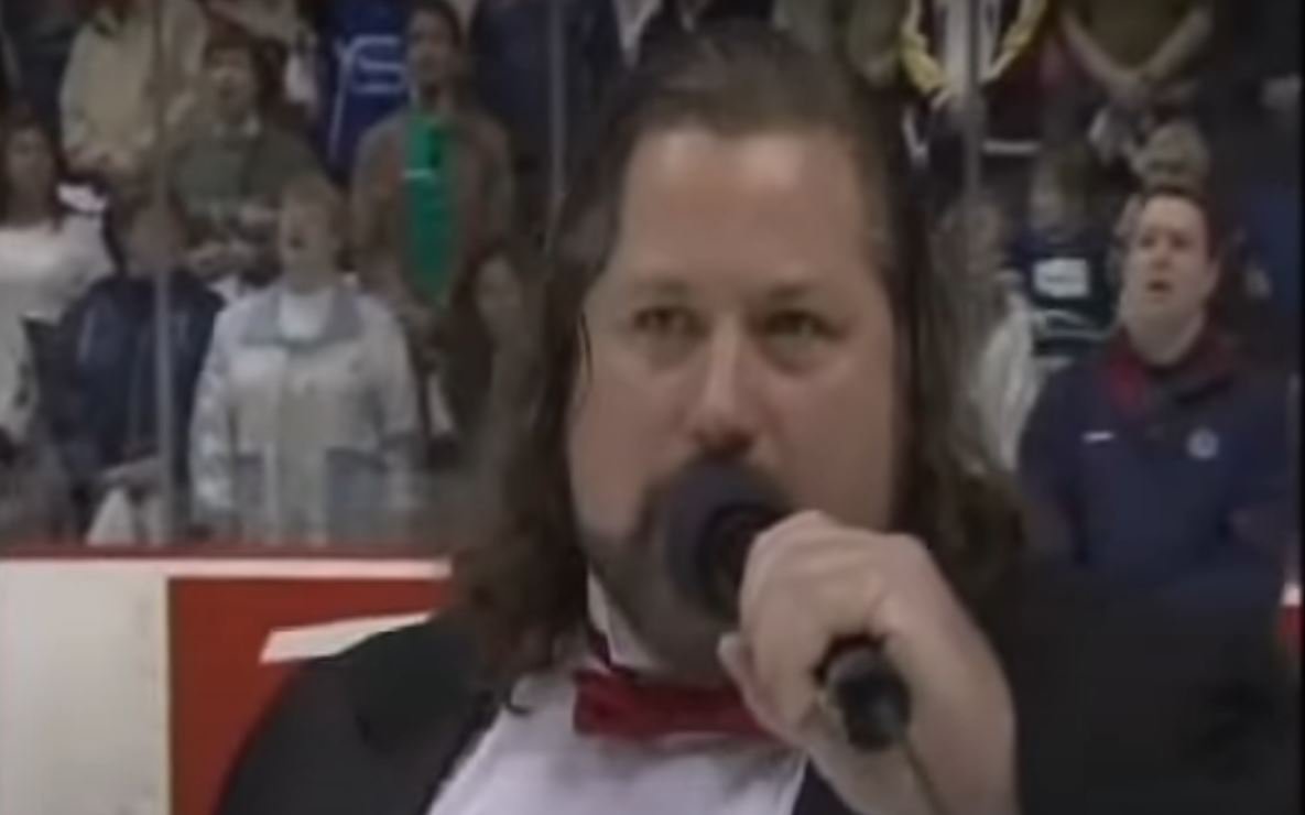 Les Canucks congédient leur chanteur