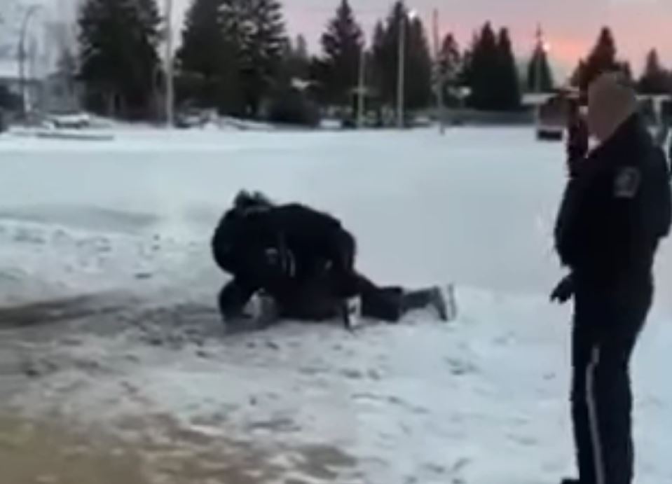 Battu violemment par la police pour ne pas avoir respecté la distanciation sur une patinoire