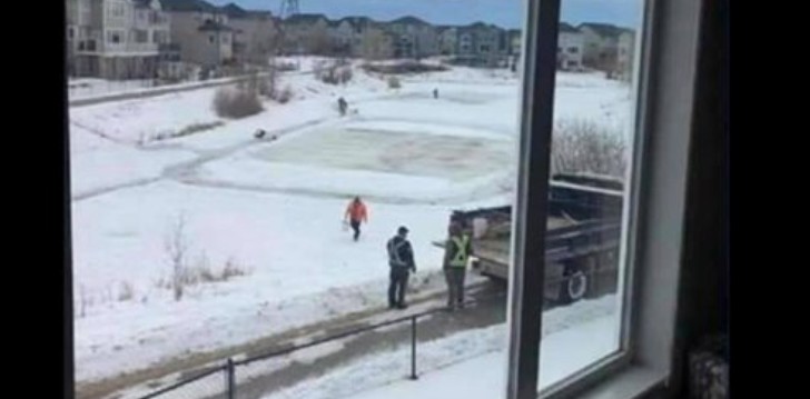 Une patinoire ensevelie sous la roche pour empêcher les jeunes d'y patiner