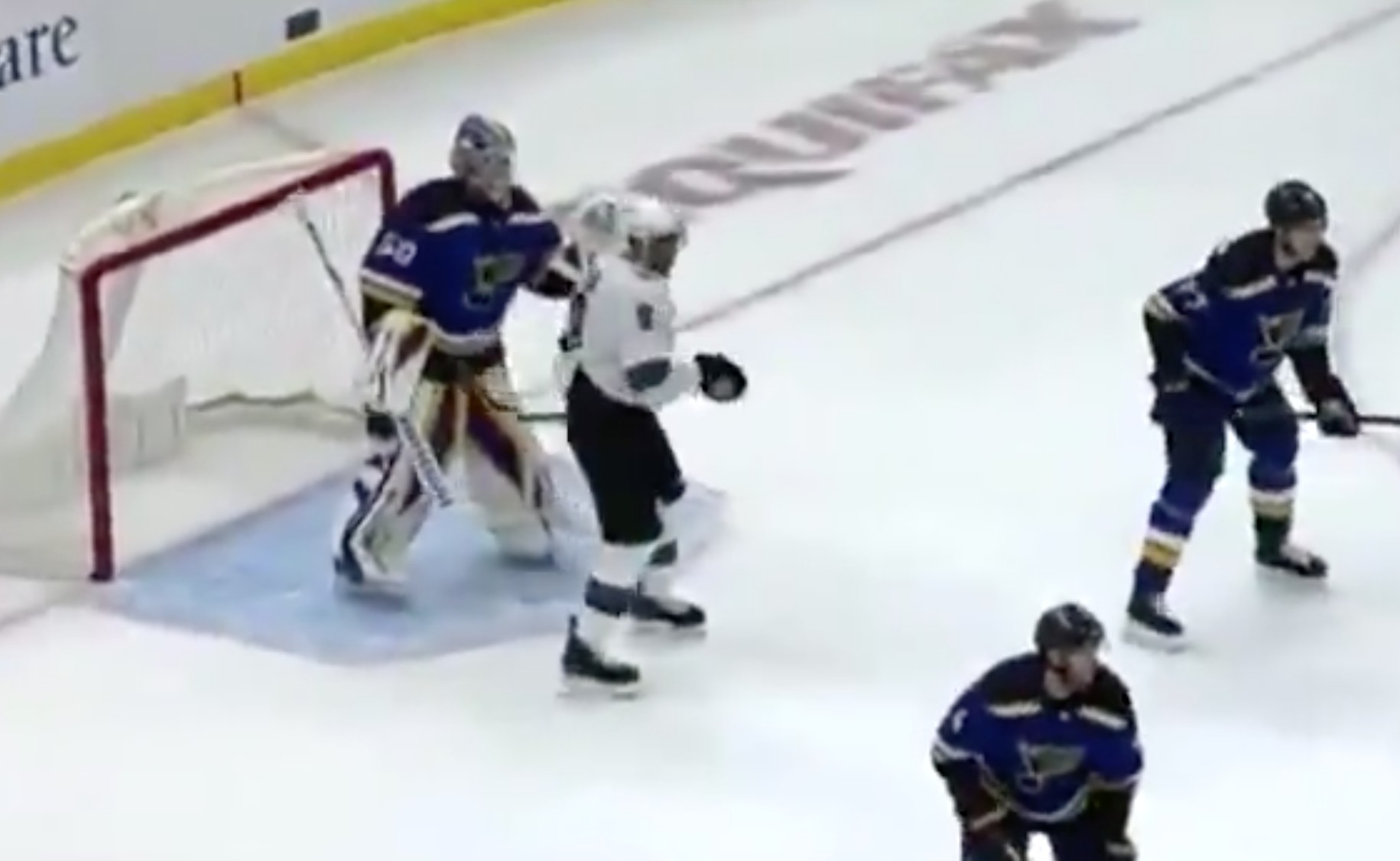 Top 4 : Evander Kane donne un coup de bâton à l'entrejambe de Jordan Binnington