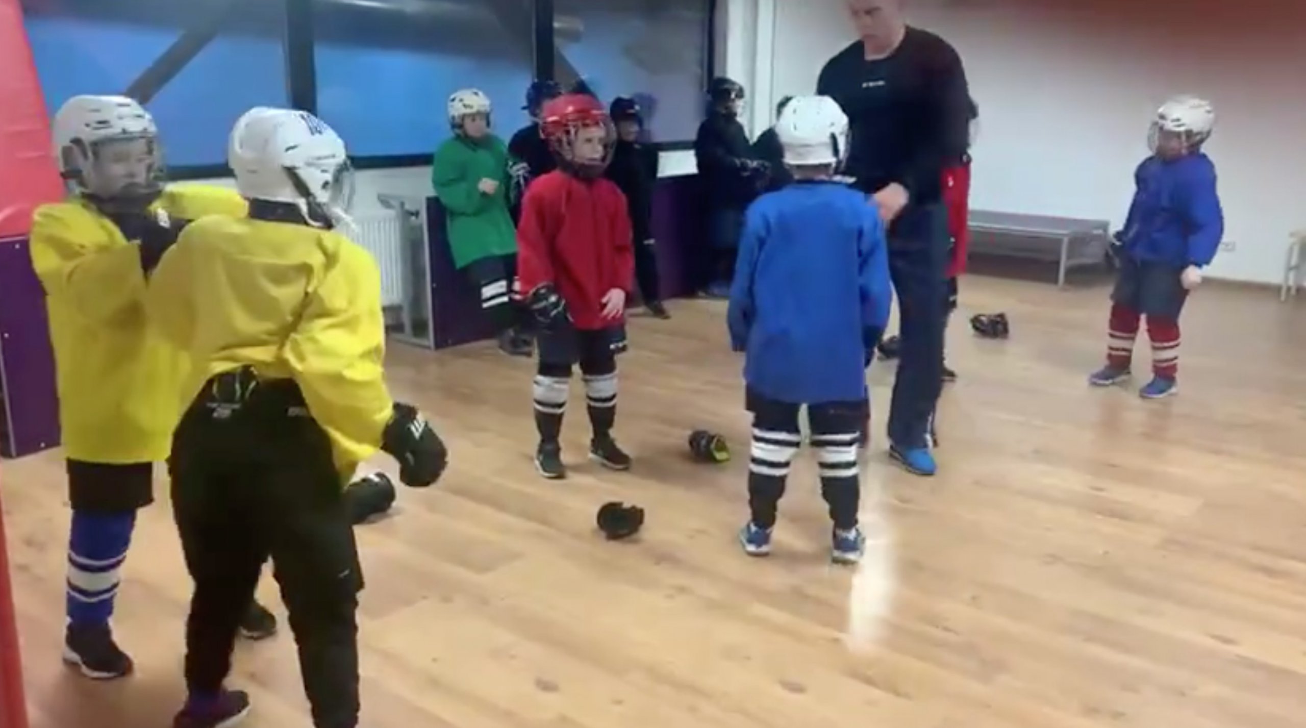 Hockey en Russie : des enfants de 8 ans apprennent à se battre
