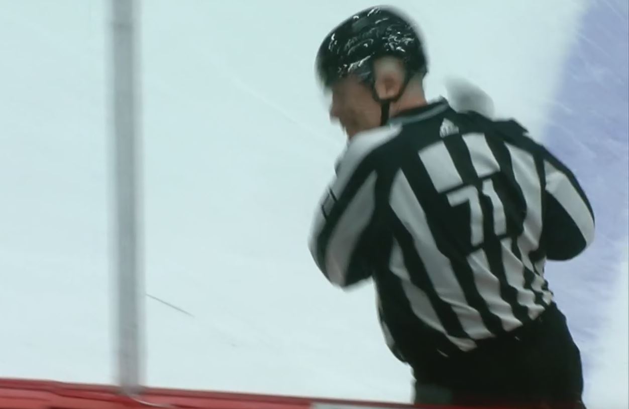 De nombreux arbitres de la LNH ont la COVID-19 (et certains matchs seraient en péril)