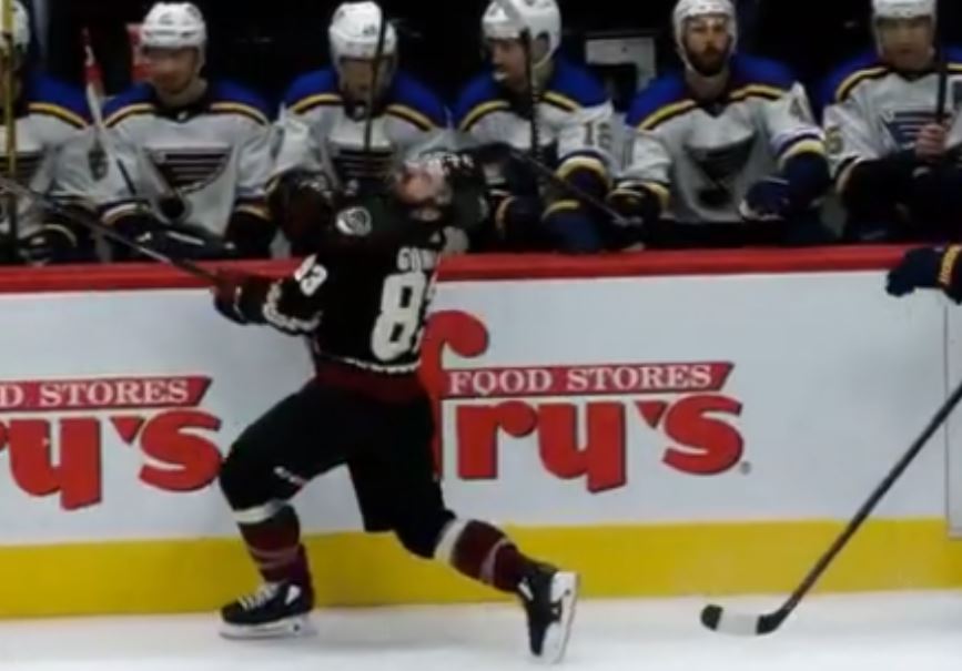 Il commet de l'obstruction depuis le banc des joueurs