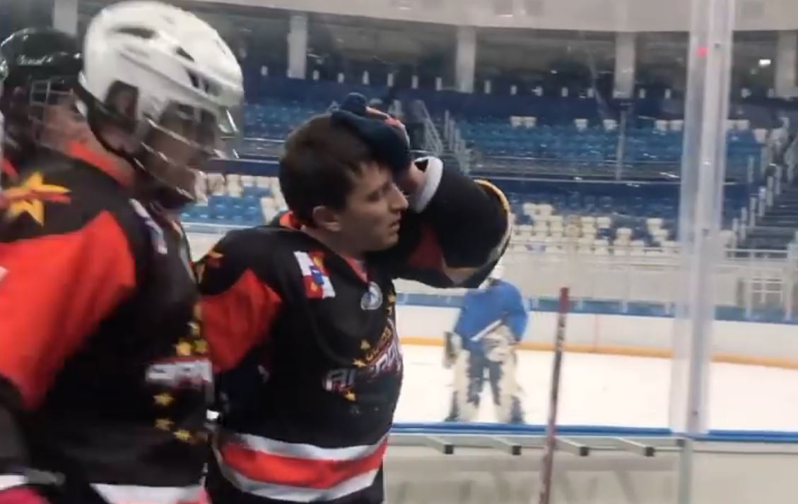 Il attaque un adversaire au sol avec son bâton