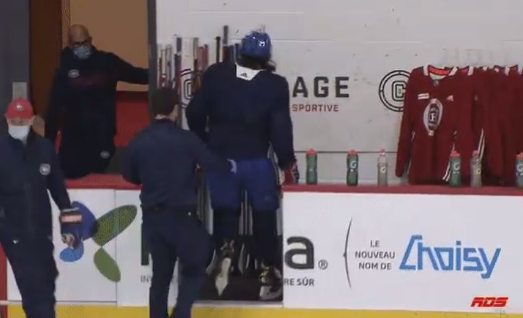 Alexander Romanov, en sang, a dû quitter l'entraînement après 20 minutes