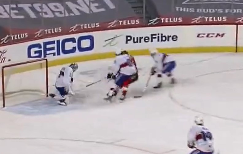 Cale Fleury y va d'une mise en échec percutante durant le match du Rocket