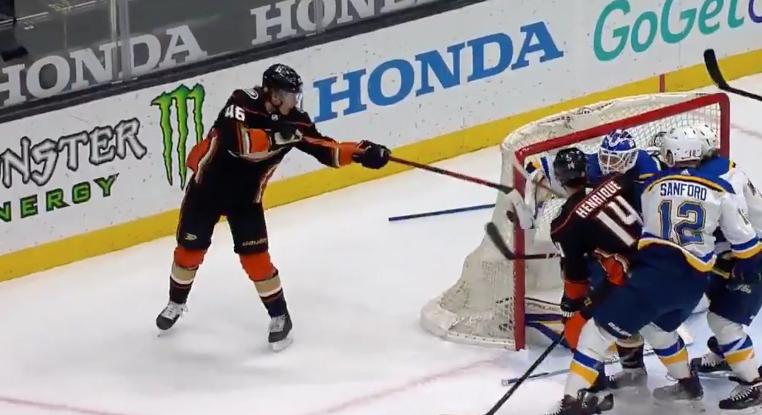 Top 5 : Trevor Zegras tente le «Lacrosse goal» à son quatrième match