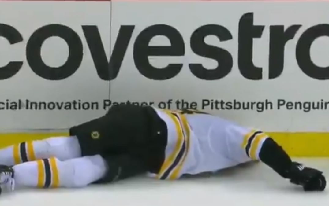 Tinordi a sorti Malkin du match, avant d'être à son tour sorti du match par Tanev