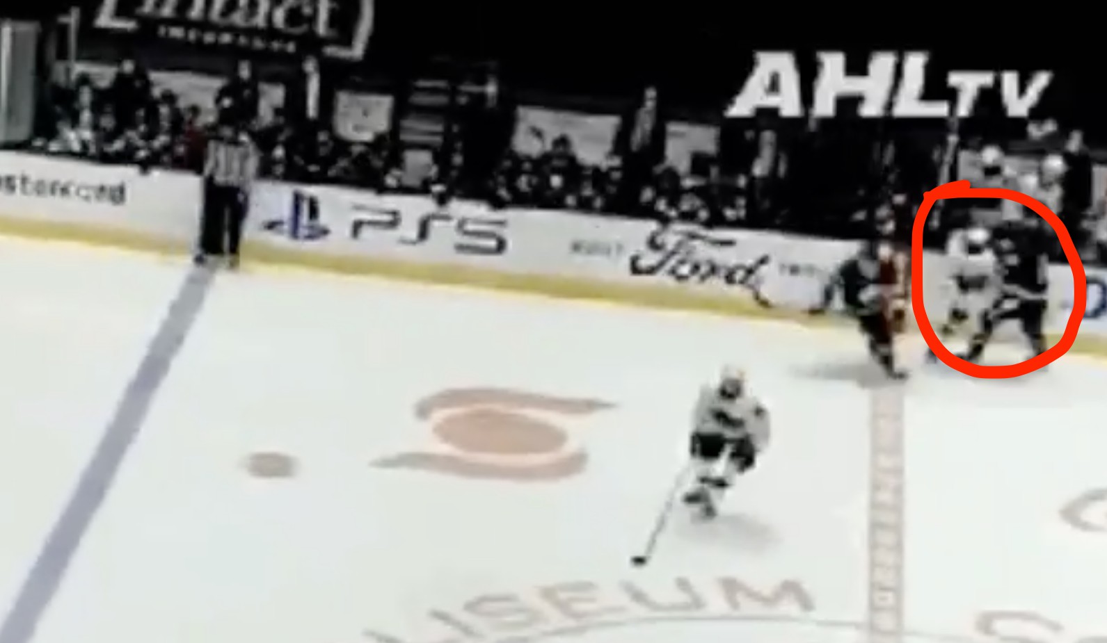 Énorme «cheap shot» de Rich Clune sur Cole Caufield