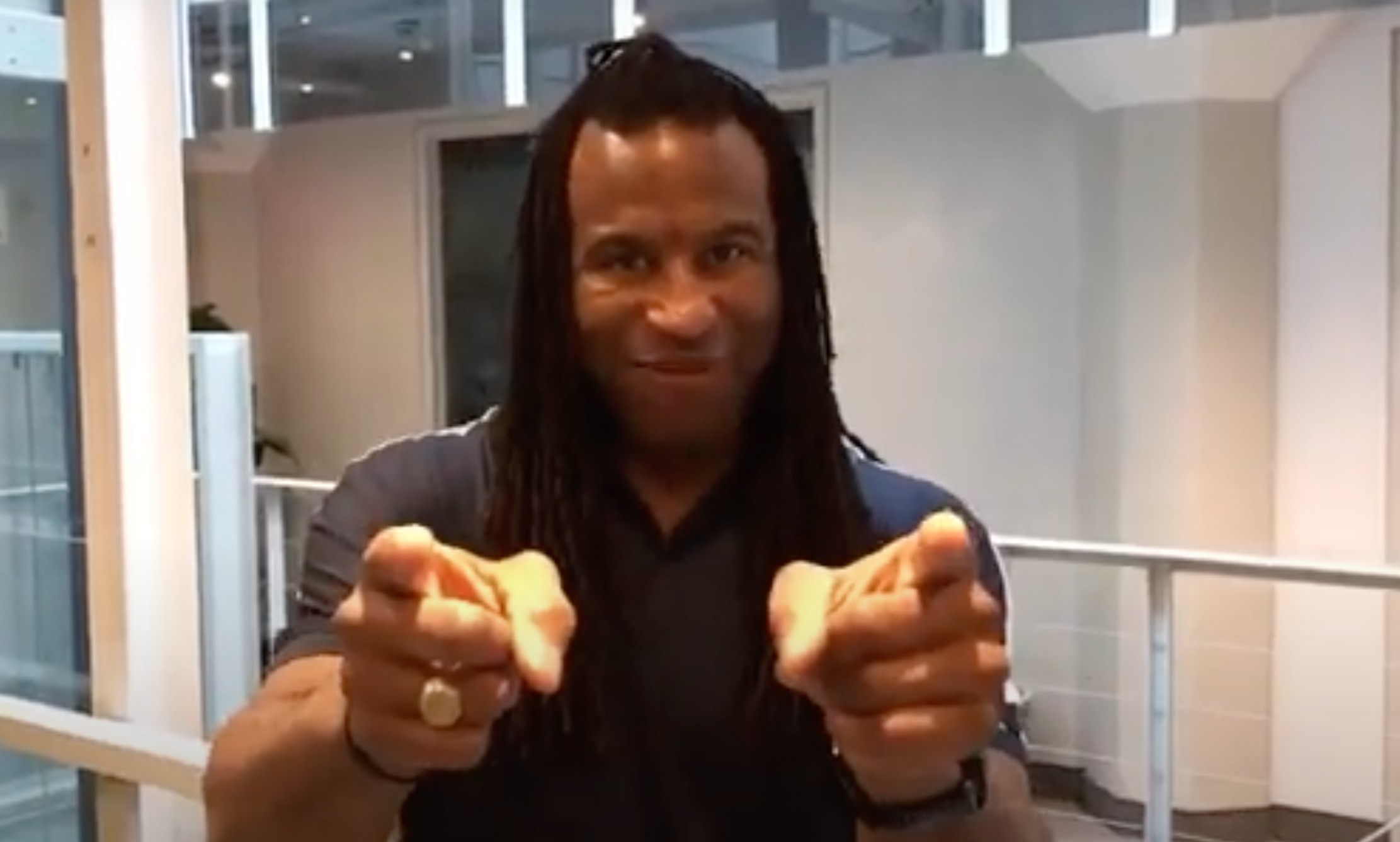 Georges Laraque veut voir des vétérans dans les estrades