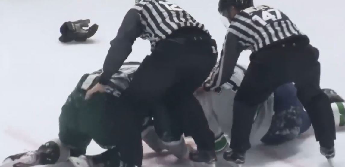 L'espoir du CH Gianni Fairbrother a jeté les gants face à un colosse de 6 pieds 8