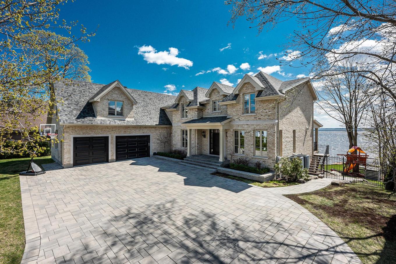 La splendide maison sur le bord du Lac St-Louis de Claude Julien est à vendre