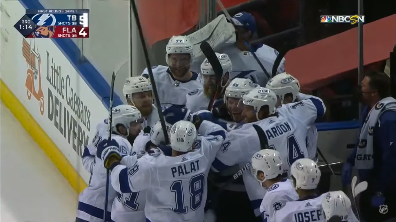 Les séries en bref : Point donne la victoire au Lightning dans un match de fou