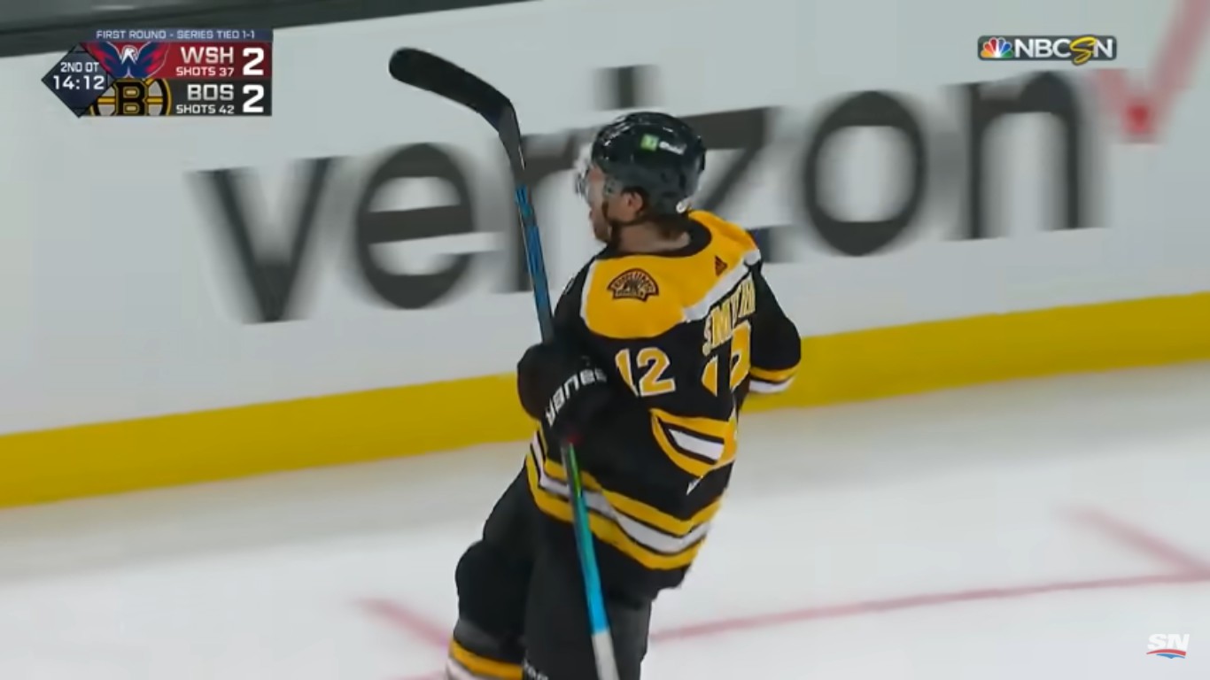 Séries en bref : Craig Smith donne la victoire aux Bruins en prolongation