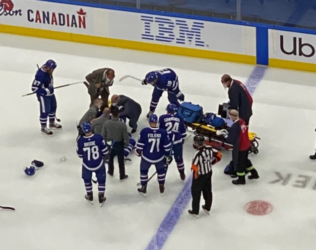 John Tavares subit une très lourde blessure et quitte le match