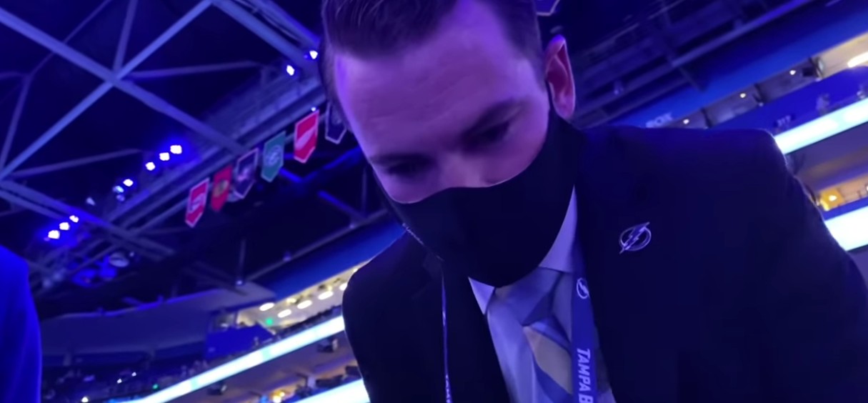 Un fan (de 11 ans) des Panthers se fait demander de changer de chandail à Tampa Bay