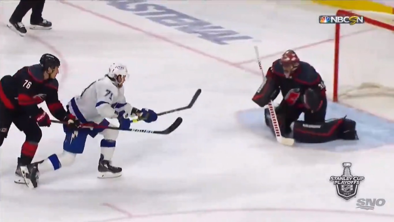 Séries en bref : Le Lightning remporte un deuxième match face aux Hurricanes