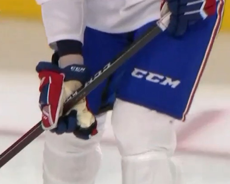 Jeff Petry portait un gant spécial à l'entraînement aujourd'hui