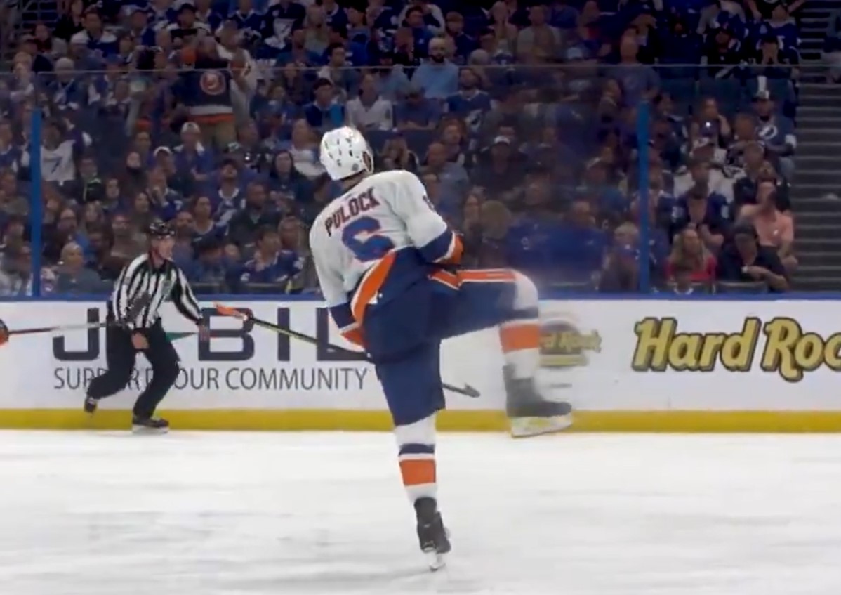 Les séries en bref : les Islanders remportent le premier match