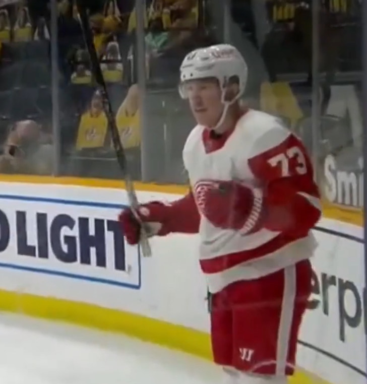 Les Red Wings s'entendent avec Adam Erne pour un contrat de deux saisons