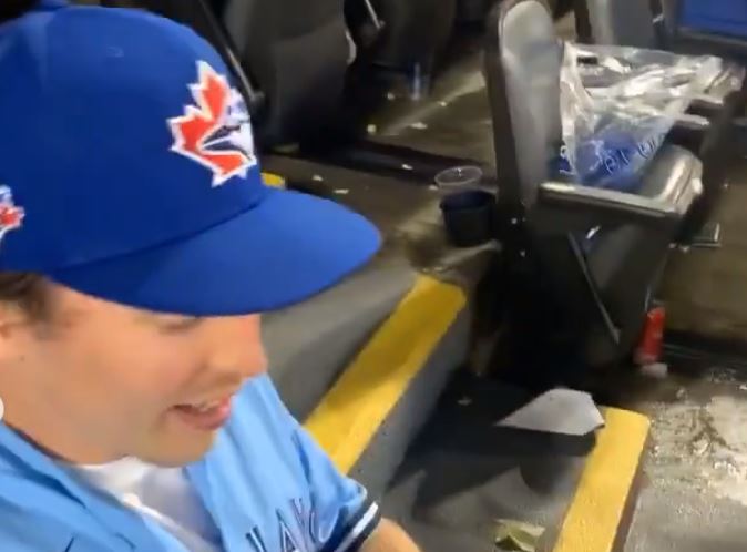 Brendan Gallagher a célébré un circuit des Blue Jays avec les partisans