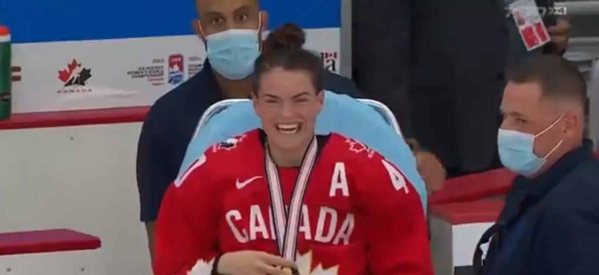 Fracture du péroné pendant les célébrations de la médaille d'or pour Blayre Turnbull