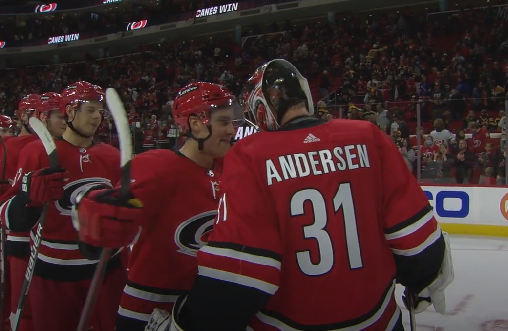 Les Hurricanes font un don à la Fondation des Canadiens pour l'enfance