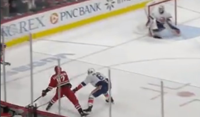 Jesperi Kotkaniemi a connu un premier match difficile en Caroline