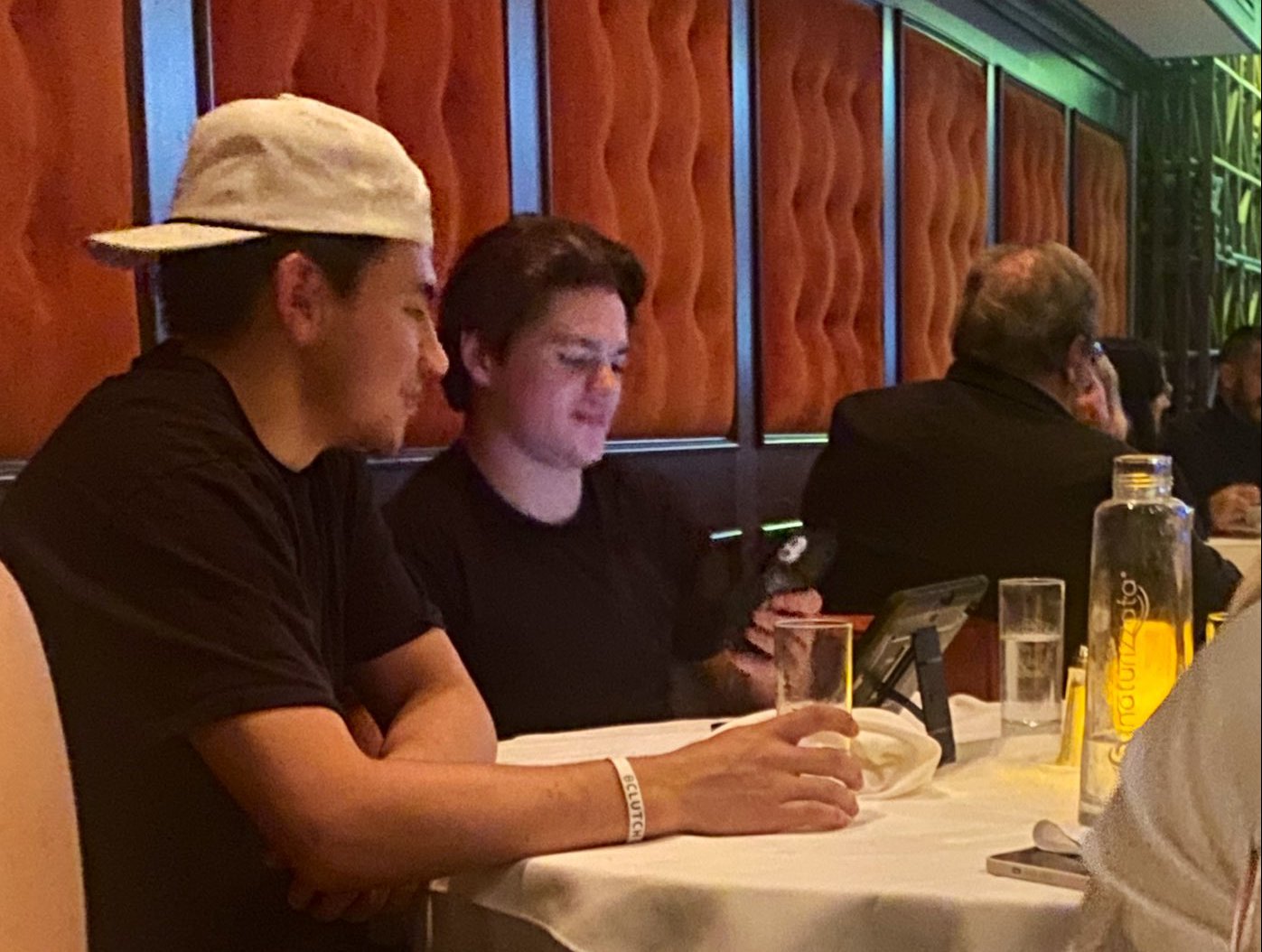 Caufield et Suzuki regardent du hockey&#8230; même au restaurant