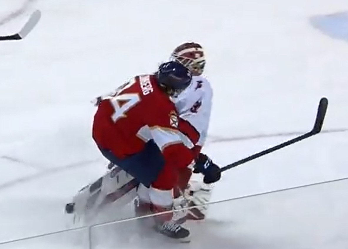 Top-5 : Antti Raanta quitte le match après un lourd contact