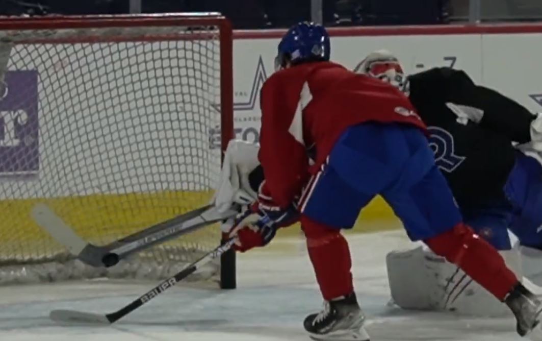 Cole Caufield s'est fait voler par Michael McNiven lors de l'entraînement