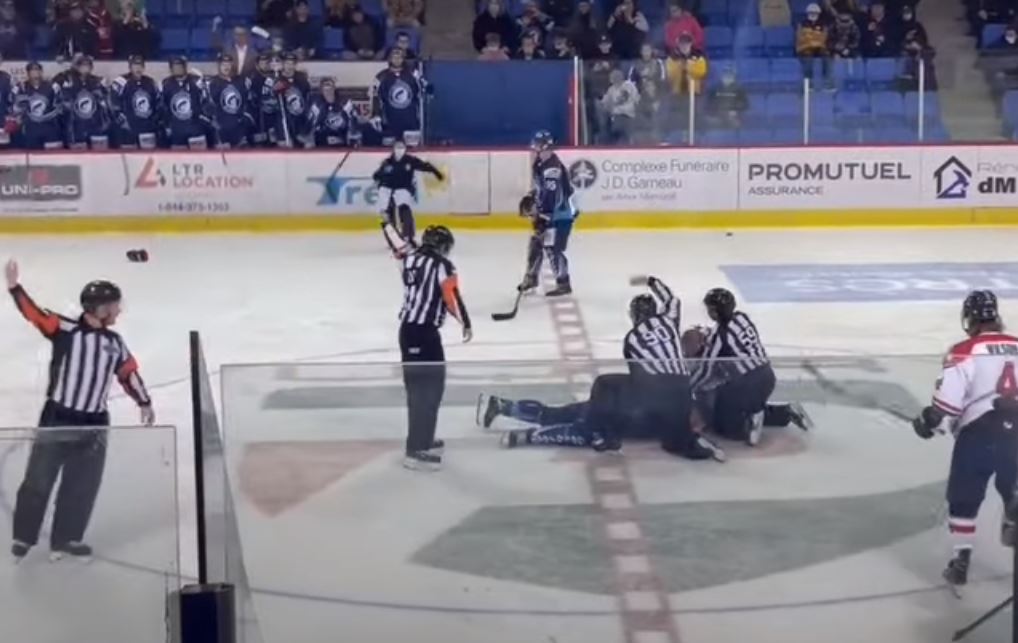 Deux gars se sont « double-knockés » samedi dans la LHSAAAQ
