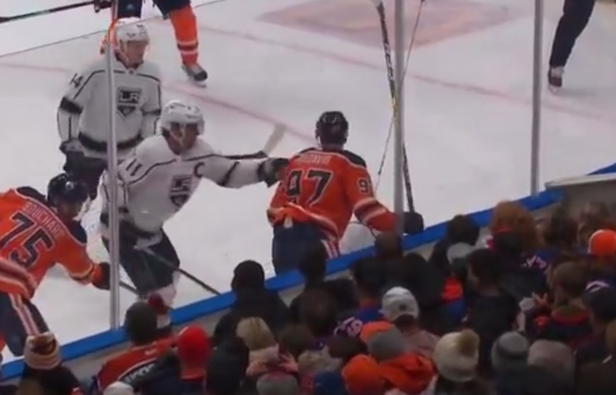 Top-4 : Connor McDavid expulsé du match pour une violente mise en échec