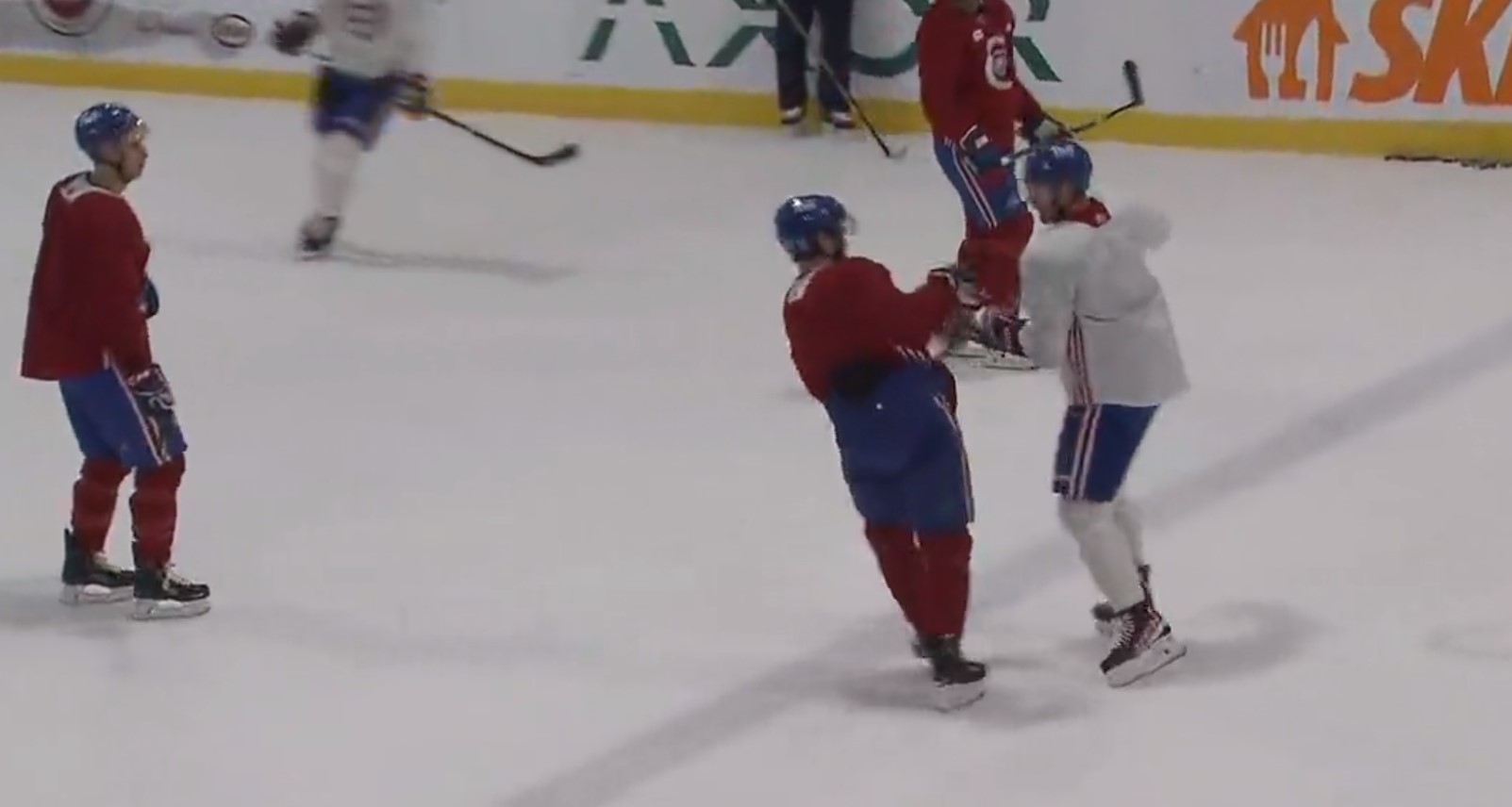 Jonathan Drouin et Brett Kulak s'échangent des coups à l'entraînement