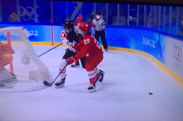 Les hockeyeuses canadiennes ont disputé leur match avec un masque la nuit dernière