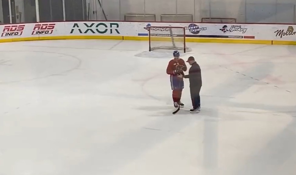 Justin Barron a pratiqué son coup de patin (à reculons) avec Adam Nicholas