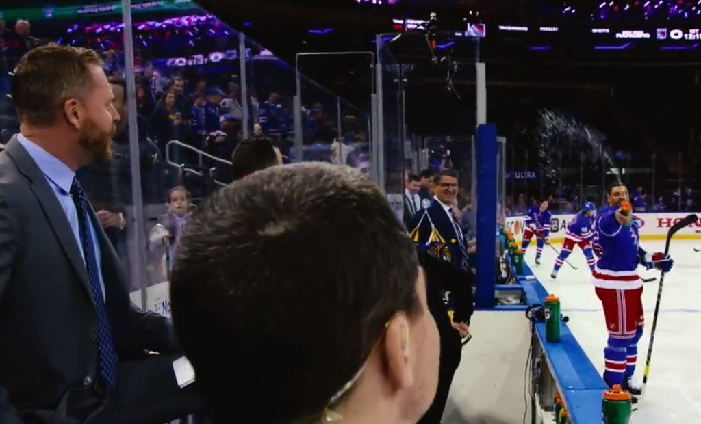 Ryan Reaves a invectivé et arrosé un entraîneur adverse durant l'échauffement