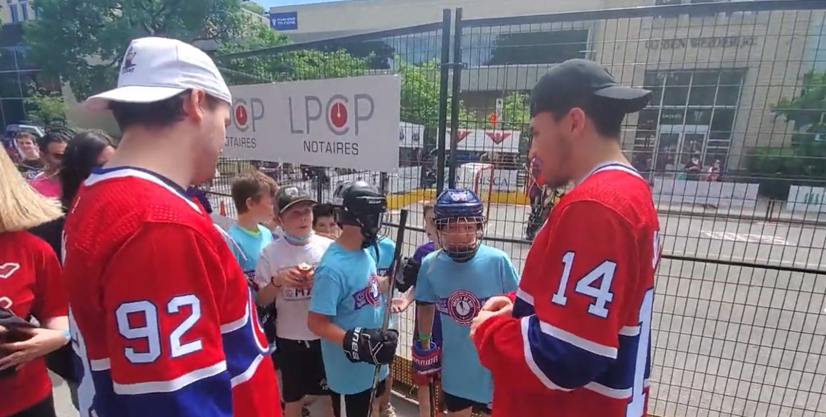 Jonathan Drouin et Nick Suzuki étaient présents au tournoi de hockey-balle de la fondation du CH