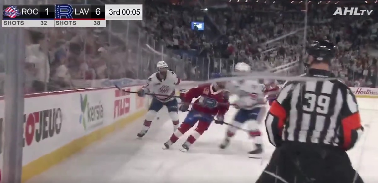 Coup contre Mattias Norlinder : Ben Holmstrom est (finalement) suspendu deux matchs