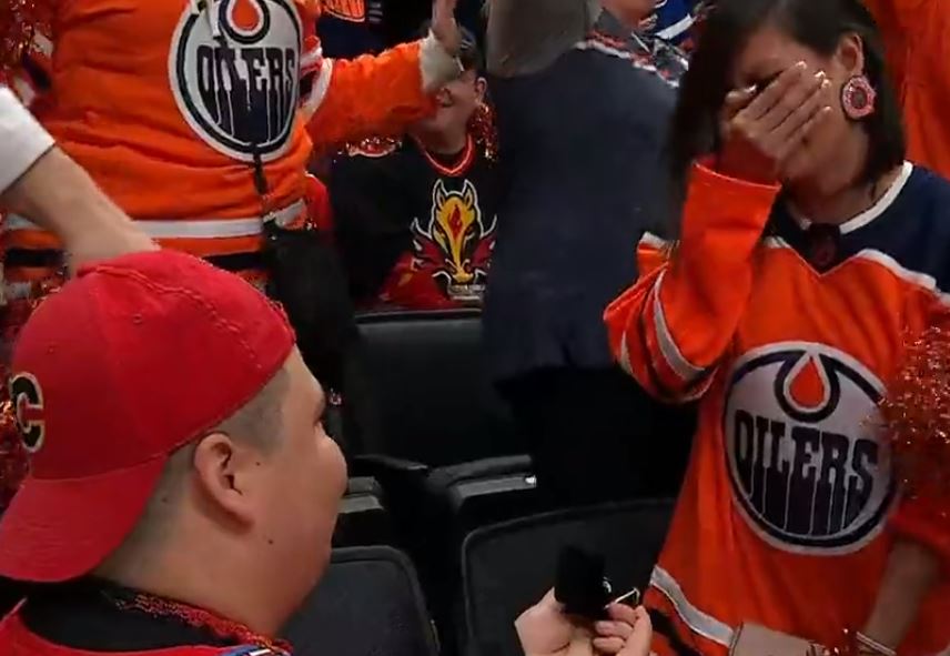 Un partisan des Flames a demandé sa copine en mariage hier à Edmonton