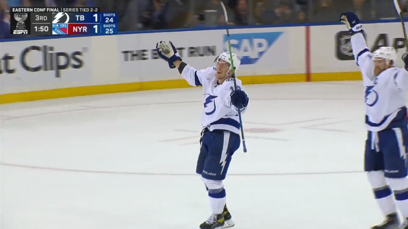 Séries en bref : Ondrej Palat joue (encore) les héros et le Lightning prend l'avance dans la série